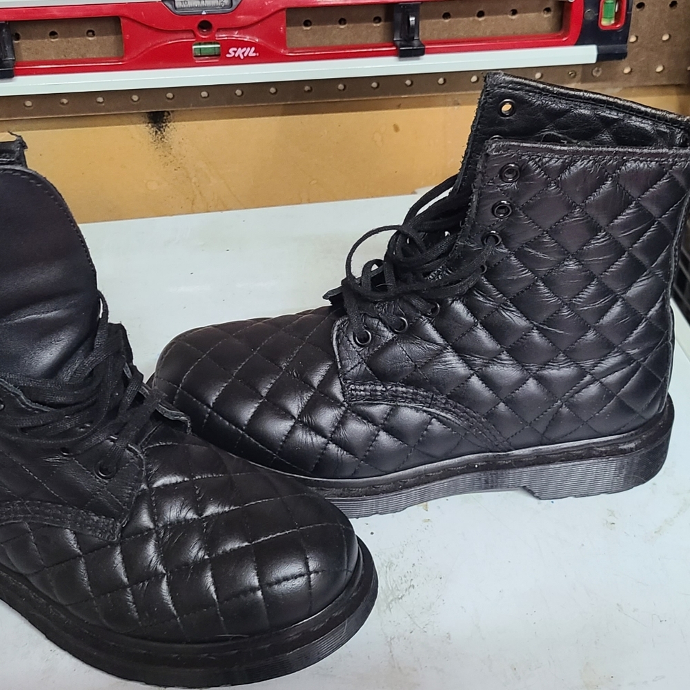 Womens size 9 Dr. Marten's Coralie